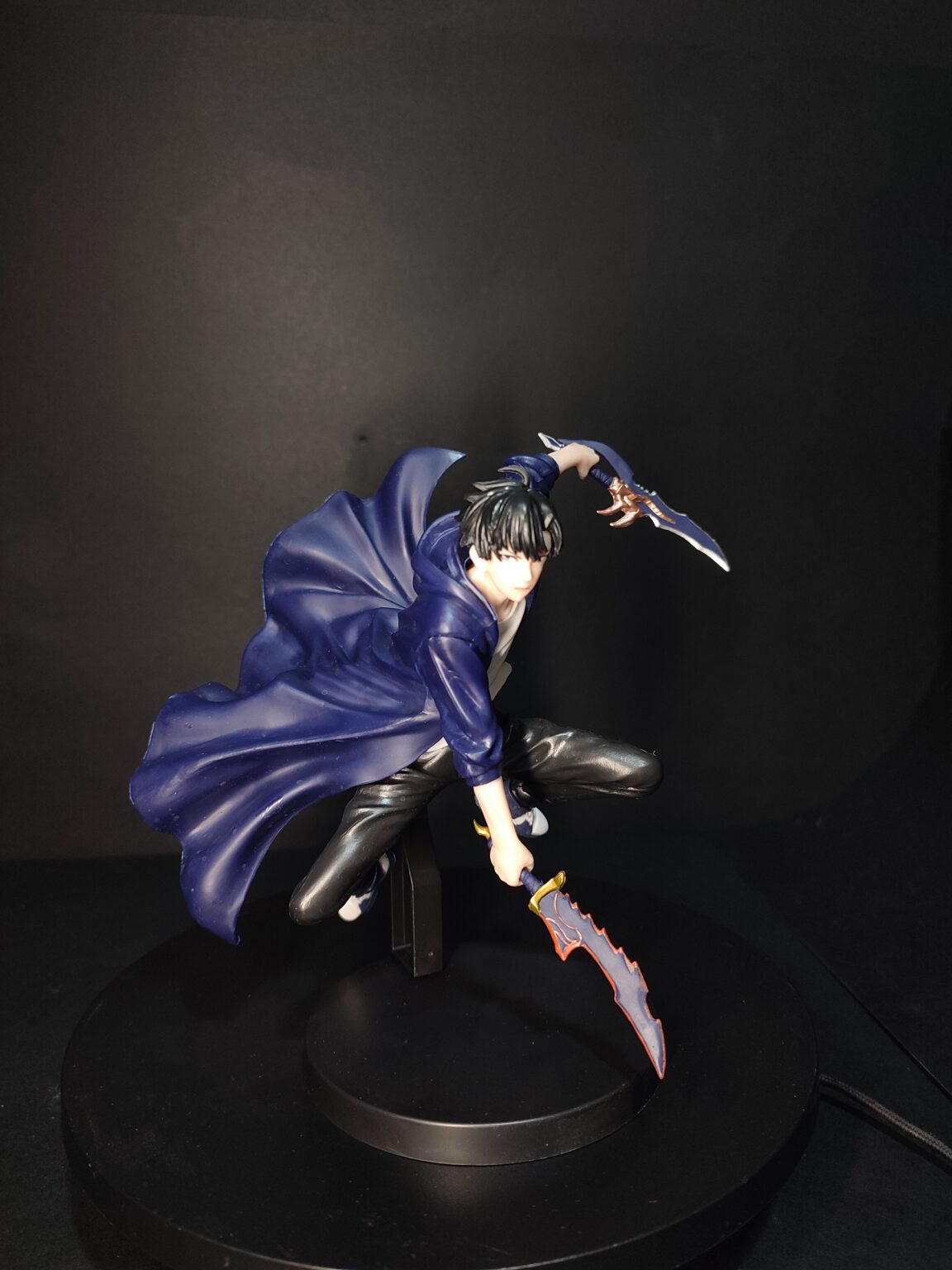 Figurine Sung Jin Woo 13 Cm – Pose Combat Épique, Cape Flottante, PVC De Qualité – Décoration Anime & Cadeau Fan Solo Leveling Figurine Anime Collection